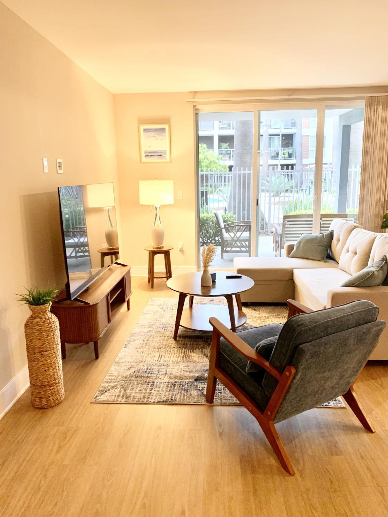 Cozy Oceanfront Pool View In Marina Del Rey Apartment